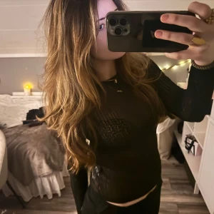 snygg glittrig festtopp - Snygg svart glittrig festtopp från Carin wester i XS. Perfekt för en kväll ute eller när du vill känna dig extra fin. svartglittrig men syns ej så mkt på bilderna.💞