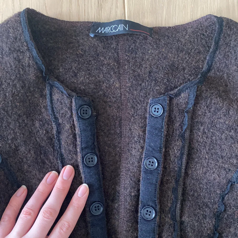 Vintage brun ull kofta från Marc Cain! Passar s-xs, går även att göra tajtare med rosetten där bak🙌🏼Bara att skriva om ni undrar nått!. Neuletakit & Villapaidat.