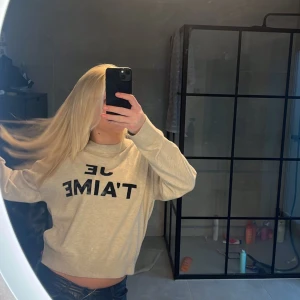 Jättefin och skön tröja, andvänd 1 gång och inget tecken på att den varit andvänd💗💗💗💗💗  - Säljer pga att jag inte har nån andvändning till den💗🙈