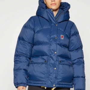 Fjällräven jacka  - Fin fjällräven jacka i den tjockare modellen, köpt här på Plick innan och är i bra skick💙 Den är i storlek XS och passar mig som har i vanliga fall S. Köpte den för 2500 men säljer för 1900kr.