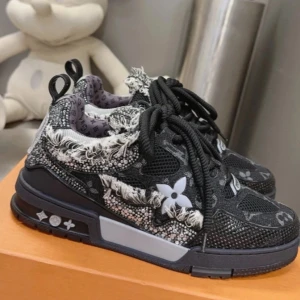 Svarta sneakers med blommönster - Unika svarta sneakers med blommönster och fransiga detaljer. Skorna har en robust sula och snörning för en säker passform. Perfekta för att ge din stil en edgy touch.