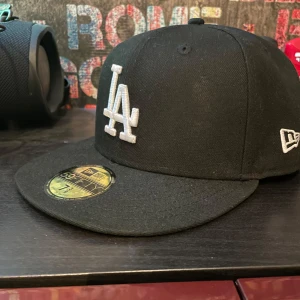 Fitted cap - Säljer nu min la keps då den var för stor när jag köpte den. Den är i mycket bra skick och har inga tecken på defekter.