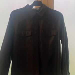 Snygg och cool skinnjacka🖤🖤🖤🖤 - Inte andvänt typ nått, är från zara i strl 11-12, 152 men jag är 170 och den passar❣️