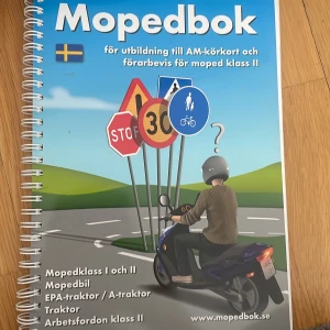 Mopedbok för utbildning till AM-körkort - Denna mopedbok är avsedd för utbildning till AM-körkort och förarbevis för moped klass II. Den täcker mopedklass I och II, mopedbil, EPA-traktor/A-traktor, traktor och arbetsfordon klass II. Boken innehåller grundläggande begrepp, fordonskunskap, trafikregler och övningar. Helt nytt skick.