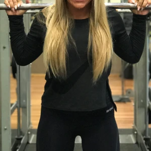 Svart långärmad tröja från Nike - Snygg och bekväm svart långärmad tröja från Nike med en stor logga på framsidan. Perfekt för träning eller en avslappnad dag. Tröjan är super mjuk och bekväm🖤Slits på en sidan🖤