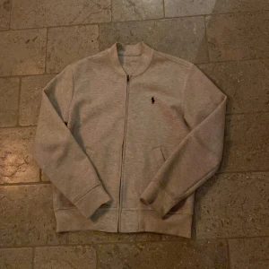 Polo Ralph lauren tröja - Snygg tröja från Ralph lauren, mycket bra skick 9/10, köpt för 899kr