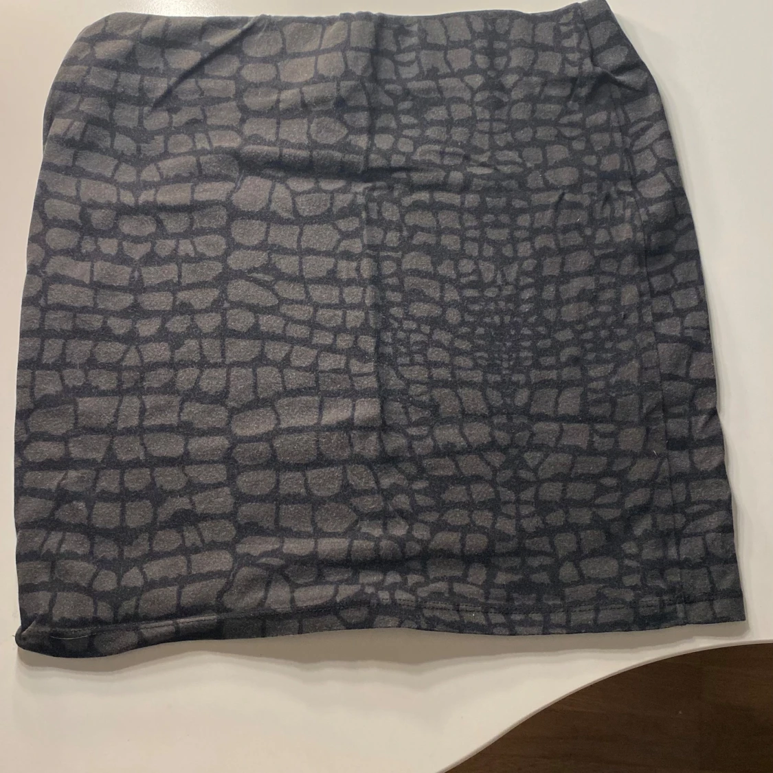 Grå kjol med krokodilmönster