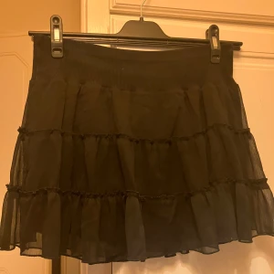 Söt svart kjol - Gullig minikjol med skön resormidja