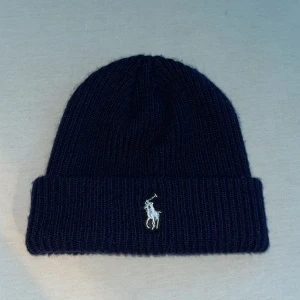 Ralph Lauren Mössa  - Säljer min Ralph lauren mössa eftersom att jag köpt en ny. Den är i väldigt bra skick inga hål, Kom med prisförslag 😁