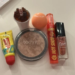 Sminkset med highlighter och läppvård - Allt är typ halvfullt så köp allt för 30 kr. Ett sminkset med Technic highlighter i en skimrande beige nyans, Carmex läppbalsam i en färgglad tub, och W7 Hot Shot läppolja för extra glans. Perfekt för en fräsch look! 