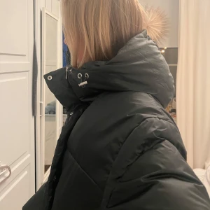 Mörkgrön pufferjacka med huva - Säljer min fina mörkgröna pufferjacka från Pull&bear. Den är använd sparsamt men har en defekt innanför sömmen vid dragkedjan men detta är inget som påverkar funktionen. 💗
