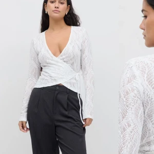 lace wrap top - lace wrap top från Gina ny skick jätte fin i Xs. Är villg att byta mått samma i s eller m💕