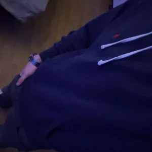 Mörkblå hoodie från Ralph Lauren - Säljer denna as feta mörkblåa hoodien från Ralph lauren. Den är i superfint skick. Skriv om du har minsta fundering!