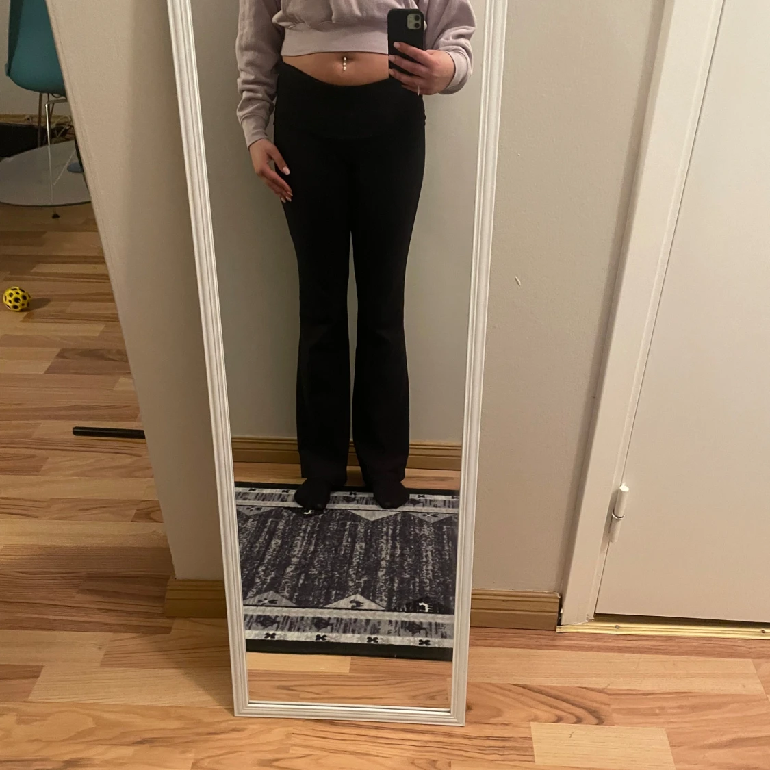 Ljuslila croppad hoodie med dragkedja