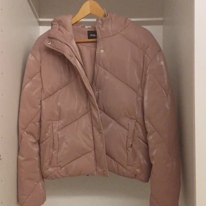 Rosa pufferjacka från FB Sister.Jag har vara använd den 2 gång. Den jacka är perfekt för vinter och den är reflekterande. - Säljer en snygg rosa pufferjacka från FB Sister. Jackan har en dragkedja och knappar framtill samt en mysig huva. Perfekt för kyliga dagar med sin quiltade design. Den är långärmad och har en skön passform.