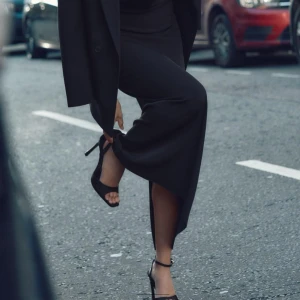 Svarta sandaler med klack - Eleganta svarta sandaler från Zara med hög klack och smal rem runt ankeln. Perfekta för en stilren look. Nya med prislapp kvar. Nypris 400kr💗