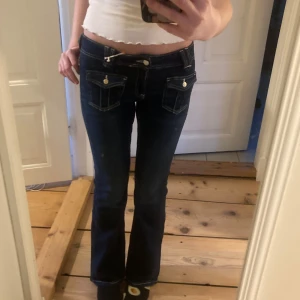 Mörkblå bootcut gina jeans - Gina tricot jeans helt nya💗aldrig använda kappan är kvar i storlek 158