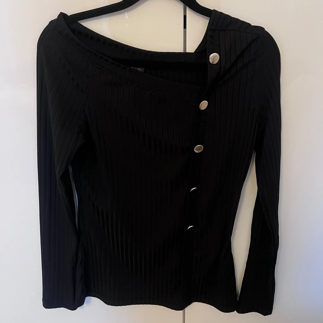 Svart ribbad topp med knappar - 1