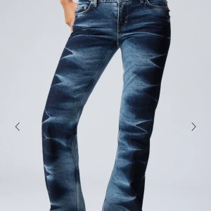 Blå bootcut jeans - Snygga blå bootcut jeans med en unik tvätt som ger en cool look. Perfekta för en avslappnad stil. Jeansen är aldrig andvända skriv för fler bilder! 