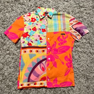 Dolce & Gabbana skjorta  - Hawaii skjorta från Dolce & Gabbana. Aldrig använd och det finns inga synliga effekter. Tunn och skön i materiellt vilket gör den perfekt till sommaren!