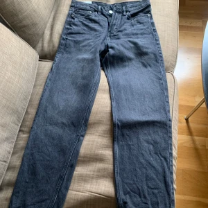 Svarta jeans från H&M - Har använts något men i bra skick. Relaxed fit