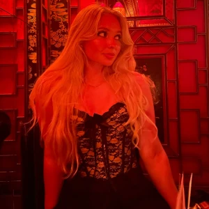 Svart spetskorsett med rosett - Elegant svart spetskorsett med vacker rosett framtill och snörning bak. Den har ett intrikat spetsmönster över en beige bas och dekorativa volanger längs kanterna. Perfekt för en stilfull look. Storleken kan justeras men skulle säga att den passar för S-M🫶❤️