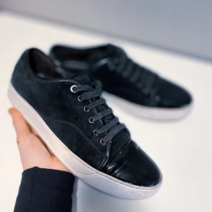 Lanvins - Tja, säljer nu dessa svarta lanvins i storlek 43. Grymt skick utan några defekter och är väldigt snygga. Byten kan vara intressant. Skriv vid minsta lilla fundering! Priset är ej hugget i stenen.