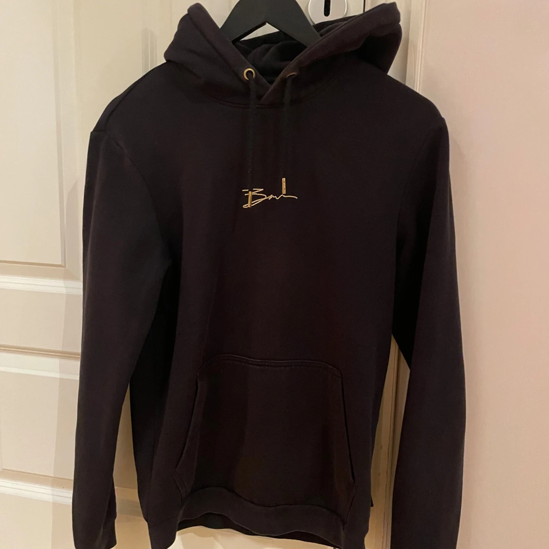 Svart hoodie med broderad detalj