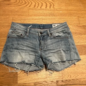 Lågmidjade Blå jeansshorts - Lågmidjade shorts med en gren på bara 17 cm. De är från crocker jeans och har midjemått: 37 cm
