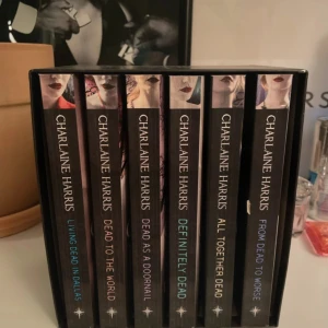 True blood bokset - True blood bokset, första boken saknas. Skriv om du vill ha fler bilder och bok beskrivningar, det gick inte att lägga upp alla. 