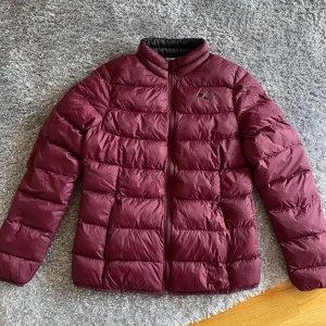 Puma vinröd ny jacka, storlek S -  •Snygg och lätt jacka i vinröd(burgundy) färg.  •Jackan har en hög krage och en dragkedja framtill. •Den har även två fickor med dragkedja.  •Perfekt för både vardag och fritid. •Storlek S.  •Ny med lapparna kvar •Djur & rökfritt hem 