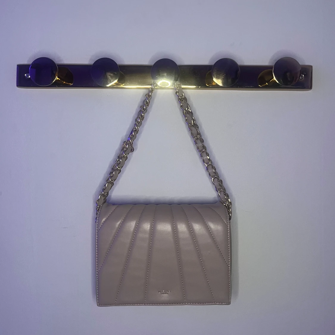 Beige axelväska med kedja - 1