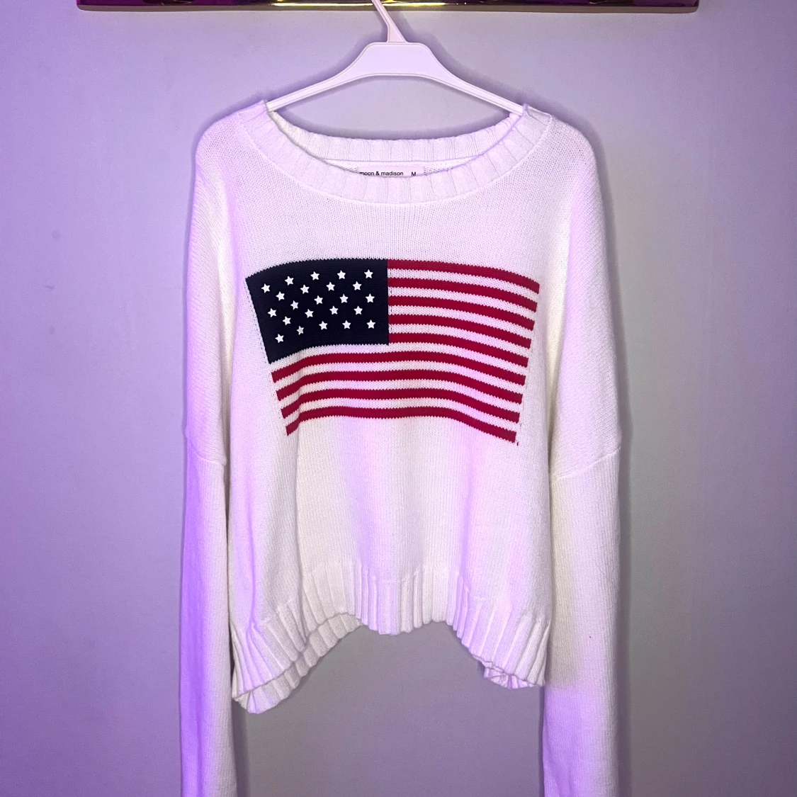 Vit stickad tröja med USA flagga