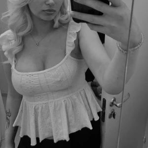 Volangtopp  - Söt vit volang topp. Passar för dig som är M. Inga defekter. Skicka för mer bilder.