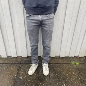 Replay jeans  - Säljer ett par snygga grå jeans från Replay i modell Anbass. Jeansen är i bra skick. Dom har en liten slitning vid grenen men det är inget som märks vid användning. Det är storlek W31/L32. Vid minsta fråga eller fundering är det bara att höra av sig👍😁