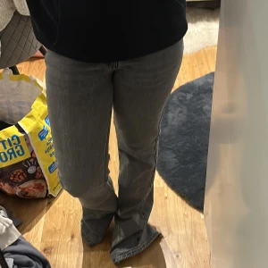 Grå jeans med bootcut - Snygga grå jeans med bootcut-stil. De har en klassisk femficksdesign och är lågmidjade för en avslappnad look. Perfekta för en trendig vardagsstil.