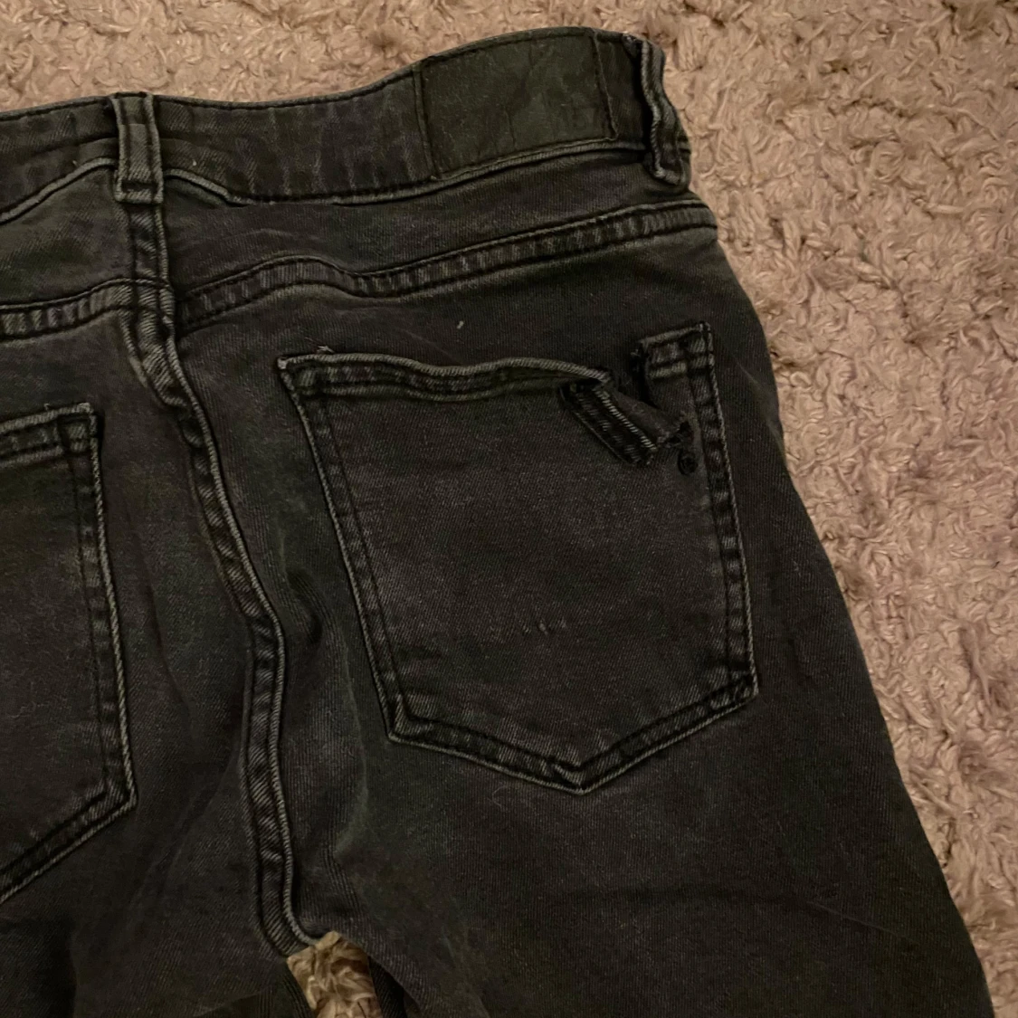 Svarta jeans med slitningar - 2