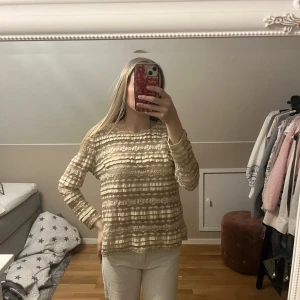 Beige spetsblus från Carla F - Elegant beige spetsblus från Carla F, blusen har ett vackert blommönster och långa ärmar😁Perfekt för en stilren look💕 Den har en dragkedja i ryggen, passar perfekt till alla tillfällen!   Blusen är i storlek L men passar allt från S-L😇 