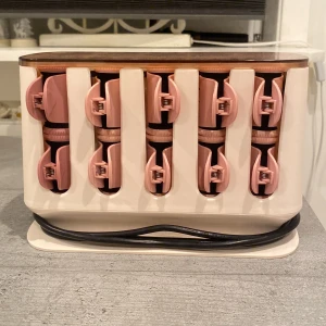 Värmepapiljotter från Remington - Säljer ett set med värmepapiljotter från Remington. Setet innehåller 20 papiljotter med tillhörande klämmor, perfekt för att skapa volym och lockar. Papiljotterna blir varma på ca 40 sekunder. Har endast använt dom ungefär 5-6 gånger. Köpte dom för 500kr. Resultatet ser ni på sista bilden❤️🩷💗