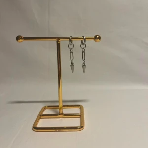 Örhängen  - Snygga örhängen! Finns i silver och guld.  Köp för 119kr/st Eller 209kr/paret. Modell 121.  Smyckes ställningen finns även att köpa för 299kr!