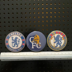 Magnet fridge 3pcs  (59mm) - Chelsea FC - Selling 3 pcs- Chelsea FC magnets. The magnets are round, metal with plastic backside. The magnets have a diameter of about 6 cm. New condition.