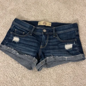 Hollister jeansshorts  - Säljer dessa fina jeanssjorts från hollister i storlek w26🌸💞