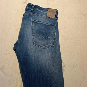 Blå jeans från Replay - Snygga blå jeans från Replay, modell Anbass i bra skick. Hör av er om ni undrar något. Kan gå ner i pris något vid snabb affär!