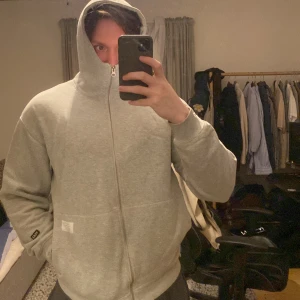 Grå zip up från Yôke - Zip up från Yôke, storlek S men är ganska oversized. Dragkedjan går extra långt upp. Väldigt bra skick. Kostar 800 nypris 