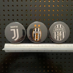 Magnet fridge 3pcs  (59mm) - Juventus FC - Selling 3 pcs- Juventus FC magnets. The magnets are round, metal with plastic backside. The magnets have a diameter of about 6 cm. New condition.