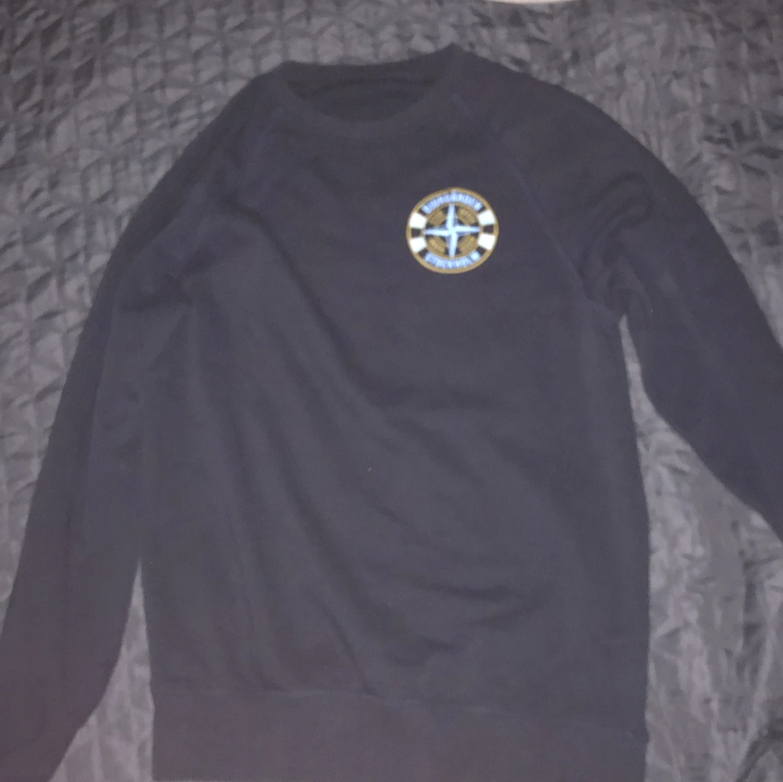 Svart tröja med Djurgården-emblem