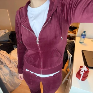 Juicy Couture set - Säljer ett superfint vinrött Juicy set! Inte använt många gånger och i perfekt skick. Båda delarna är i storlek S. Köpta för ca 1200kr/del. Priset gäller för hela settet, men hör av dig om du bara vill köpa en del så löser vi det!
