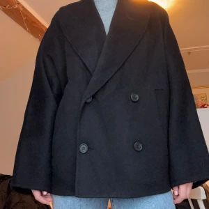 Cos jacka - Snygg och populär kappa/jacka från COS. Aldrig använd och alla lappar sitter kvar. Perfekt jacka till våren. Oversize i modellen, jag har vanligtvis s i storlek. Jackan är slutsåld på hemsidan och köpt för 2200kr. Använd gärna köp nu 