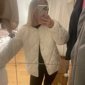 Vårjacka - Såååå fin vårjacka! Den har små små defekter på två av knapparna men verkligen inget man tänker på💞 Den är varmare än vanliga quiltade jackor vilket gör att man även kan ha den när de är lite kallare ute! FRI FRAKT BARA NU!