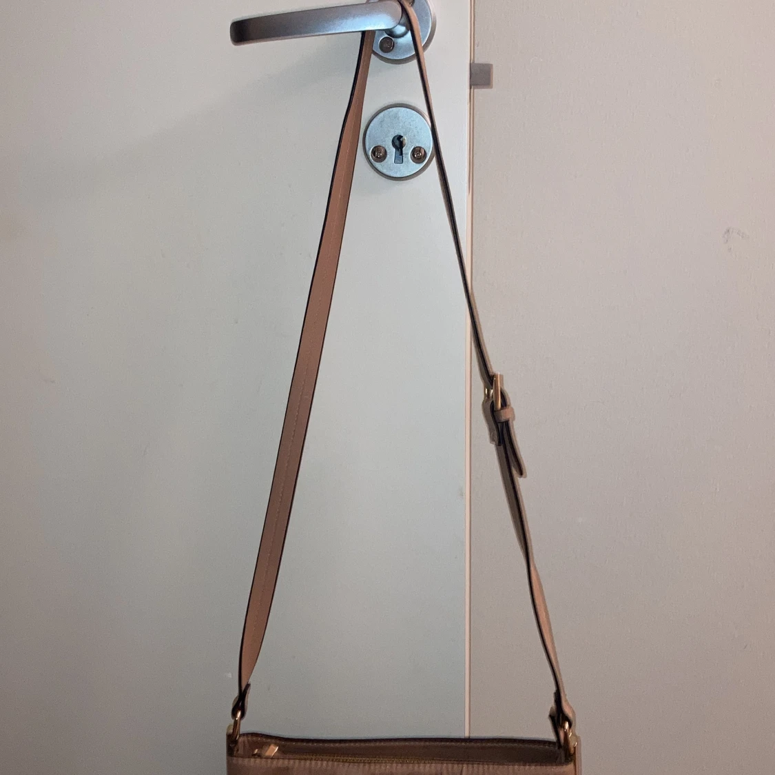 Beige axelväska med dragkedja - 2